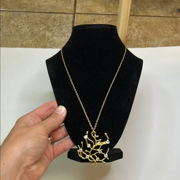 Elegant Gold tone Necklace with Crystal Accents on pendant - Picture 1 of 8